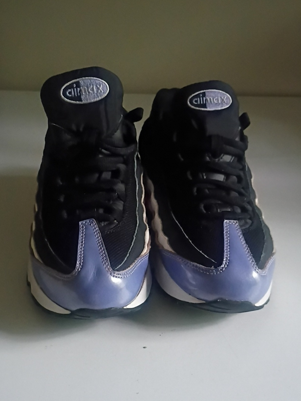 The selected region shows a pair of black and iridescent purple Nike Air Max 95